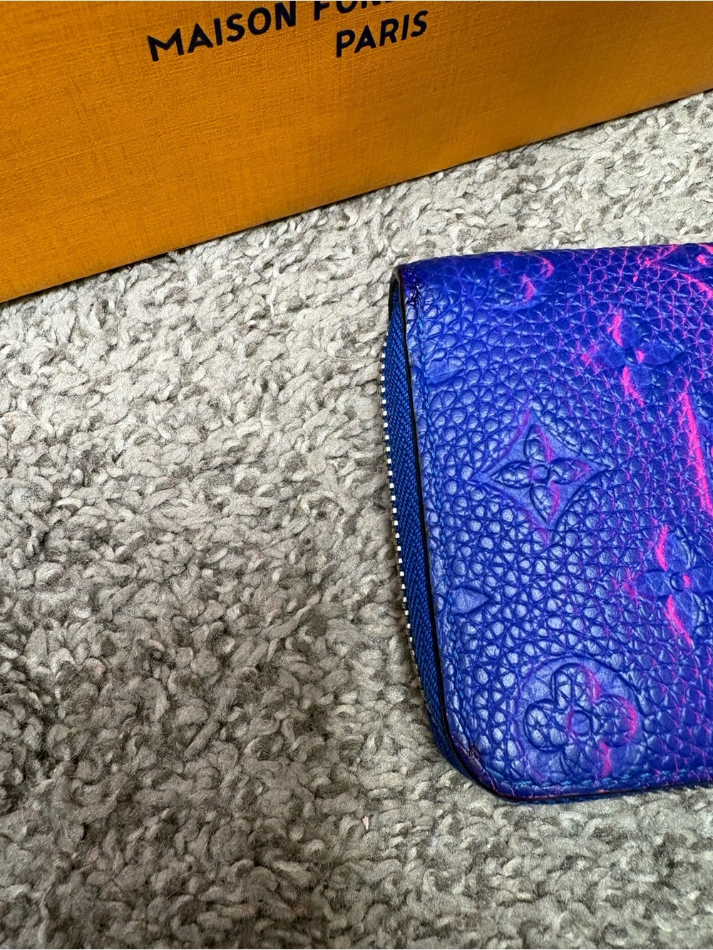 Louis Vuitton Taurillon Illusion Zippy Vertical
Wallet Bleu Rose - Picture 3 of 10
